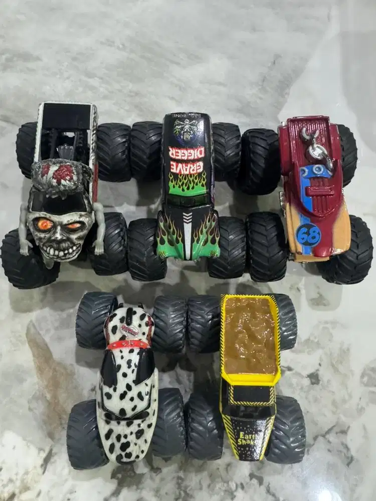 Monster truck hot wheels mobil2an anak