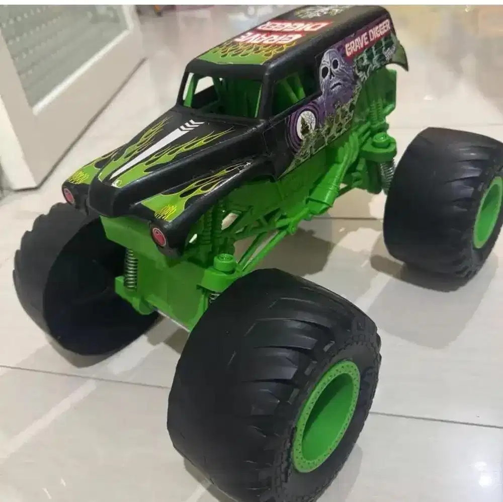 Monster truck hot wheels ukuran besar