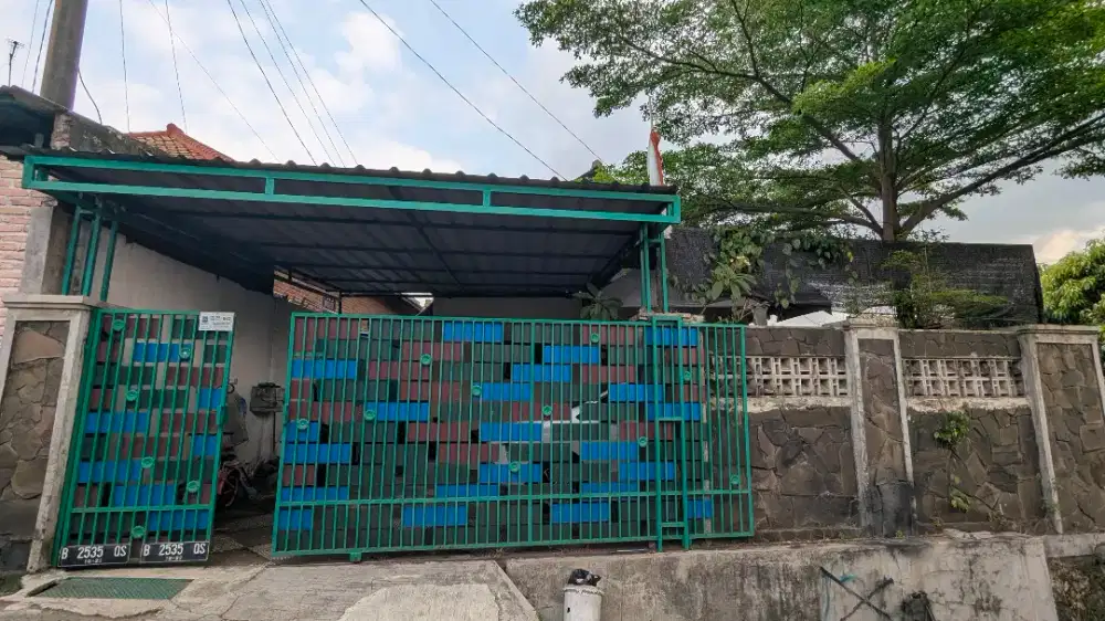 Rumah Keluarga Luas dengan, Rooftop Area belakang lantai 2