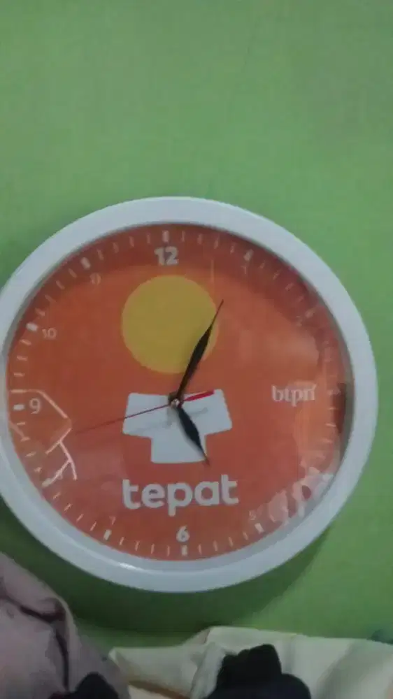 Jam dinding iklan logo
