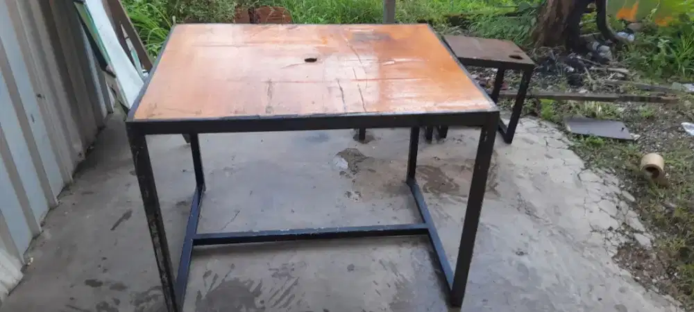 Meja Rangka Besi Baja