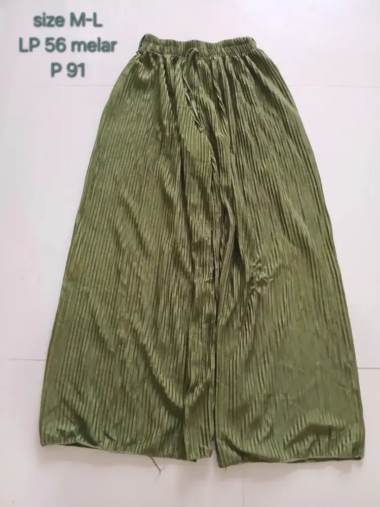Celana plisket sz M-L, preloved