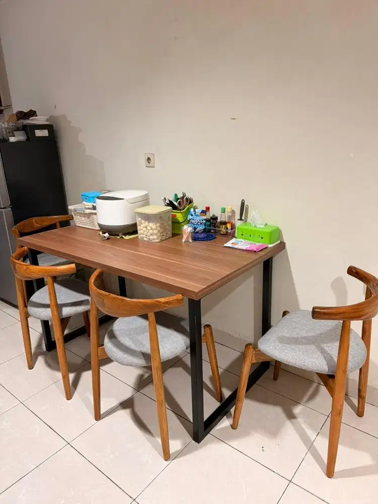 Meja makan set 4 kursi