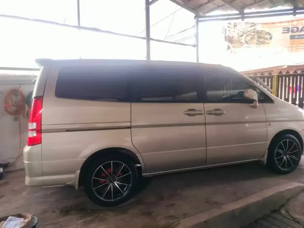 Dijual mobil Nissan Serena CT th 2006 at