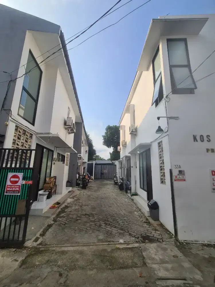 Rumah Kontrakan Bayar Bulanan 2Lt 2KT 1KM AC Bebas Banjir di Condet