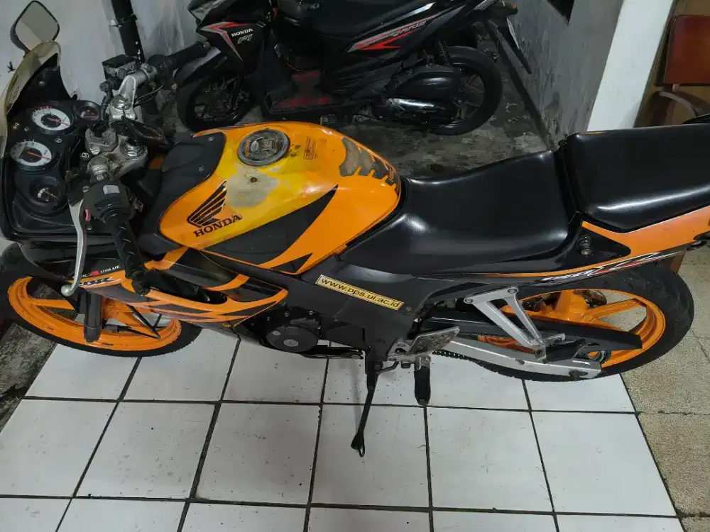 CBR OLD 150 R ORANGE