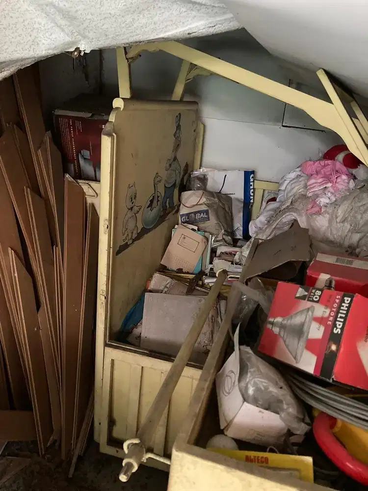 Tempat tidur bayi dari jati vintage