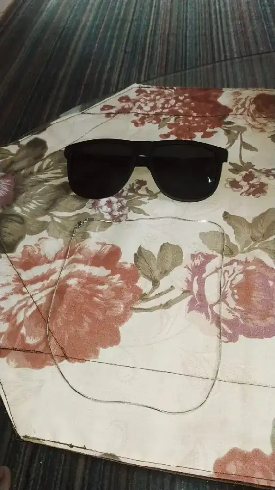 kacamata hitam+ kalung