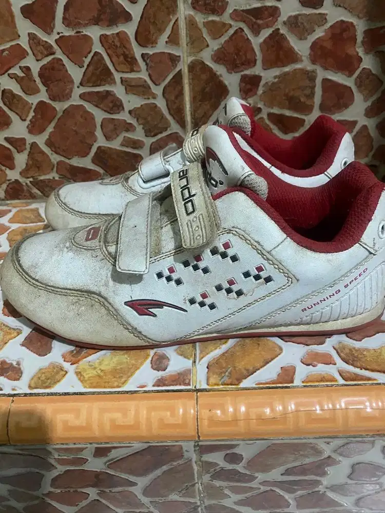 DI JUAL SEPATU SNEAKERS MURAH!!