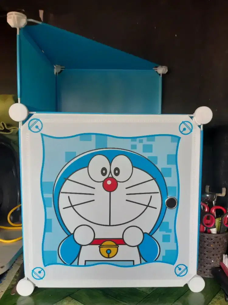laci sepatu atau baju doraemon