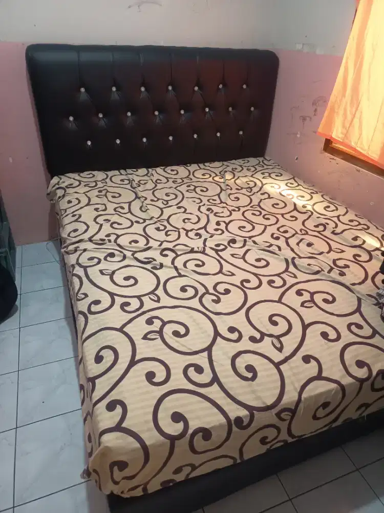 Divan + kasur dijual murah bisa nego smpai deal