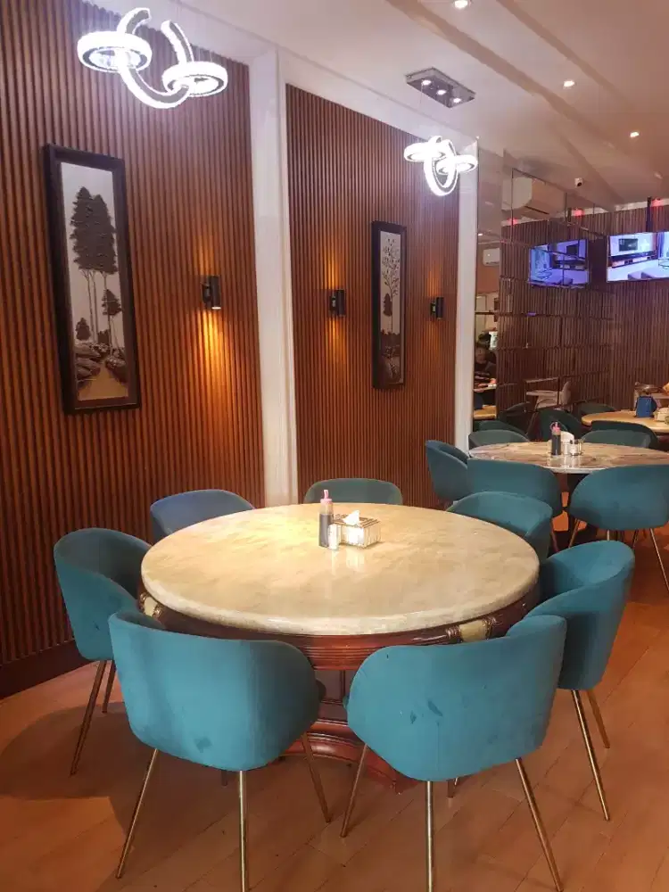 Waitress resto dekat pik