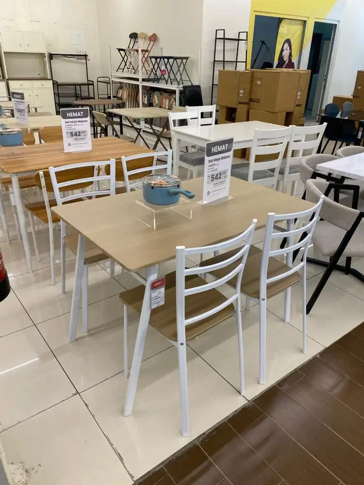 Meja Makan dengan 4 dudukan