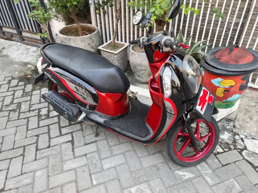 Scoopy fi 2013 hitam