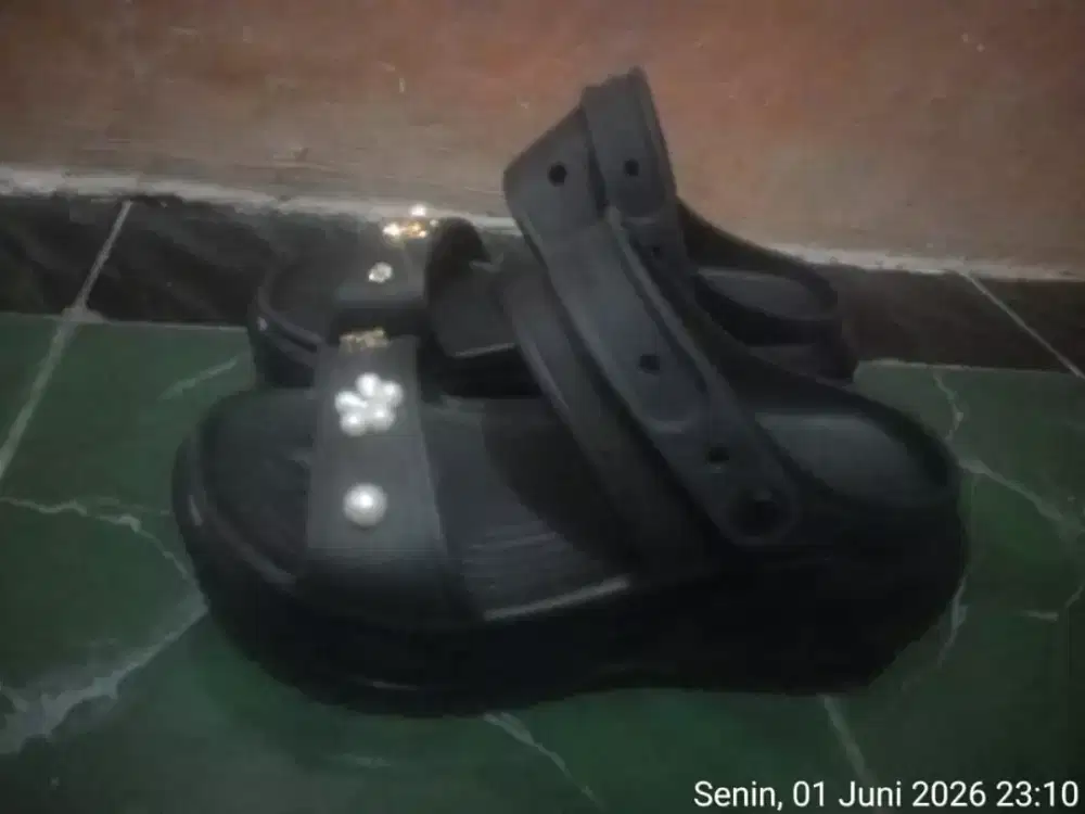 Sendal tinggi crocs size 39-41 baru 1x pakai