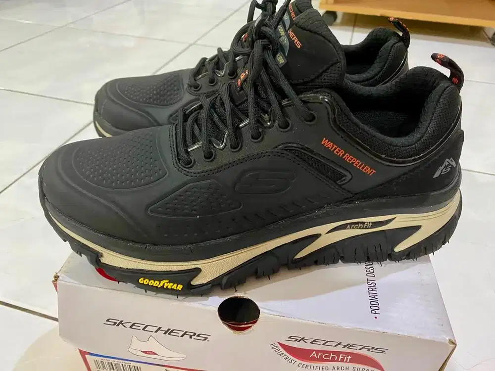 Skechers Arc Ft road walker-recon