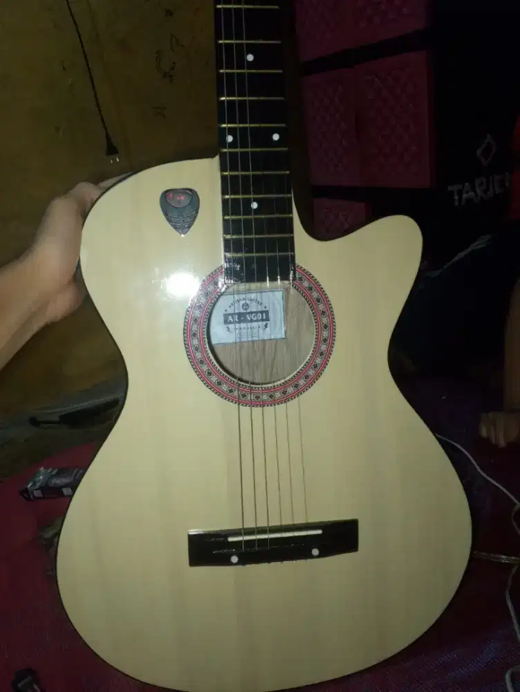 di jual cepat .. gitar masih bagusssss muluss
