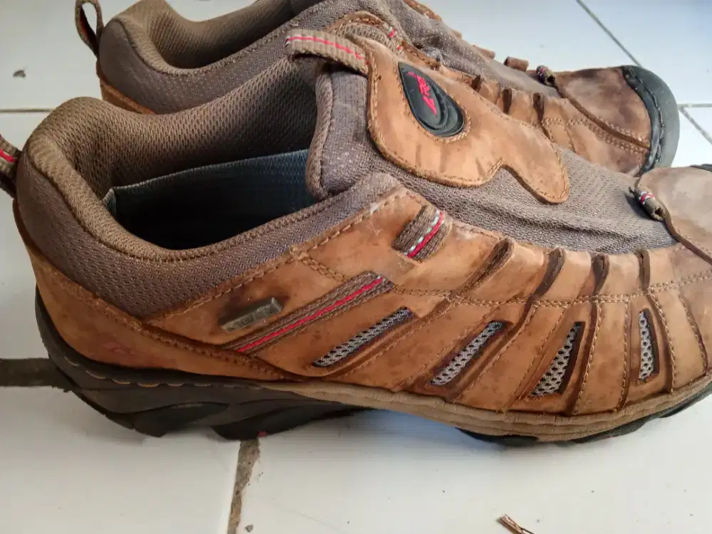 Dijual cepat Sepatu Gunung Rei Moreno Waterproof UK 44.