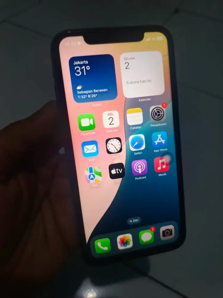 Iphone XR 64gb Inter all operator siap pakai batre awet hp charger