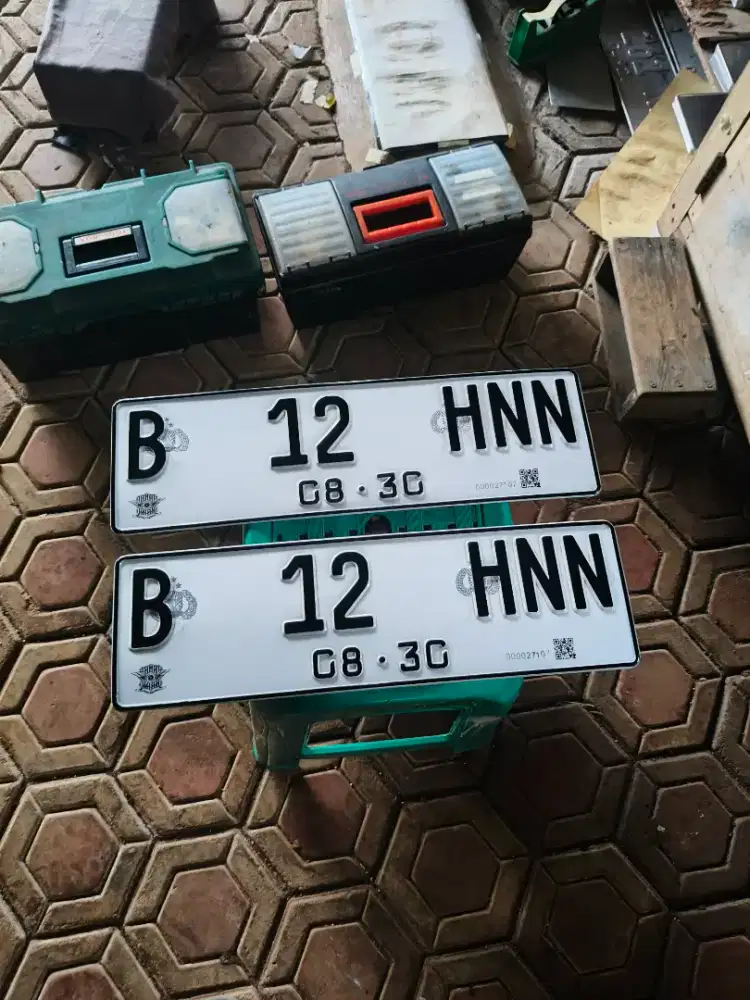 Mobil, plat mobil barcode reflektif putih yang bisa menyala, sepasang