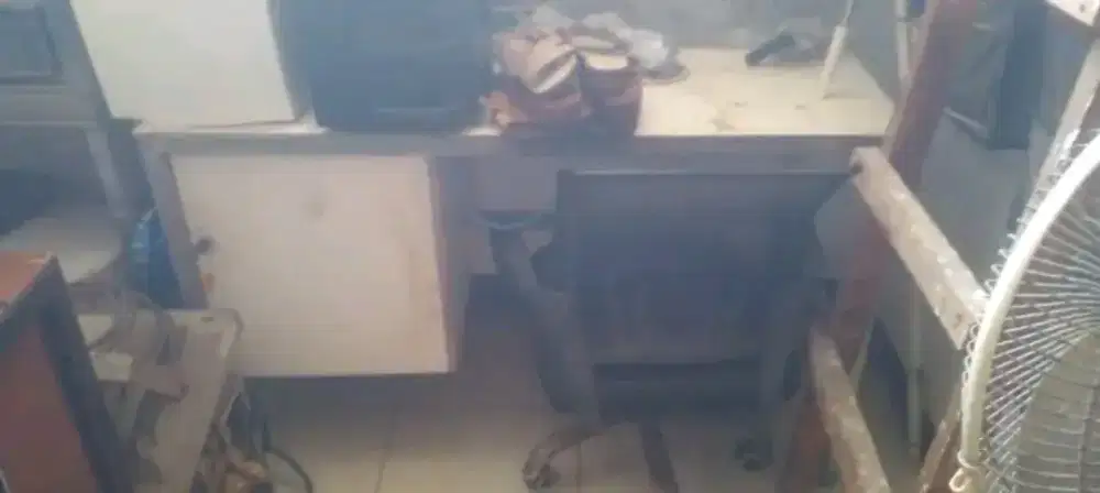Meja kursi & kantor dan lampu besar