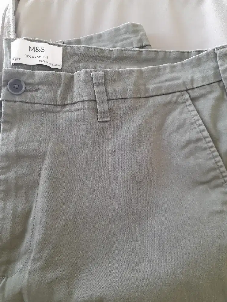 M & S Mark & Spencer size 38/31 hijau Regular Fit kondisi 78% simpanan