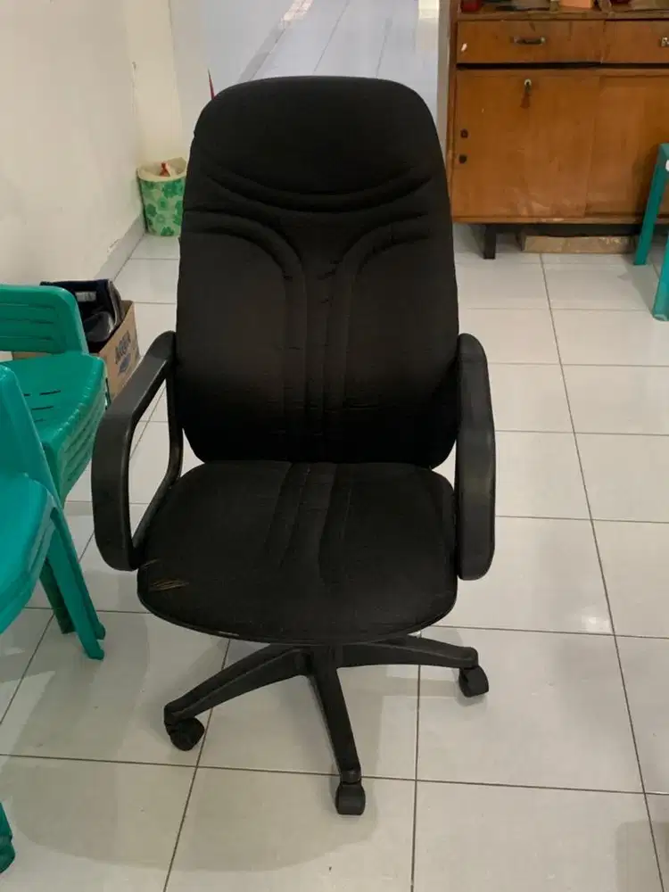 Kursi direktur kantor
