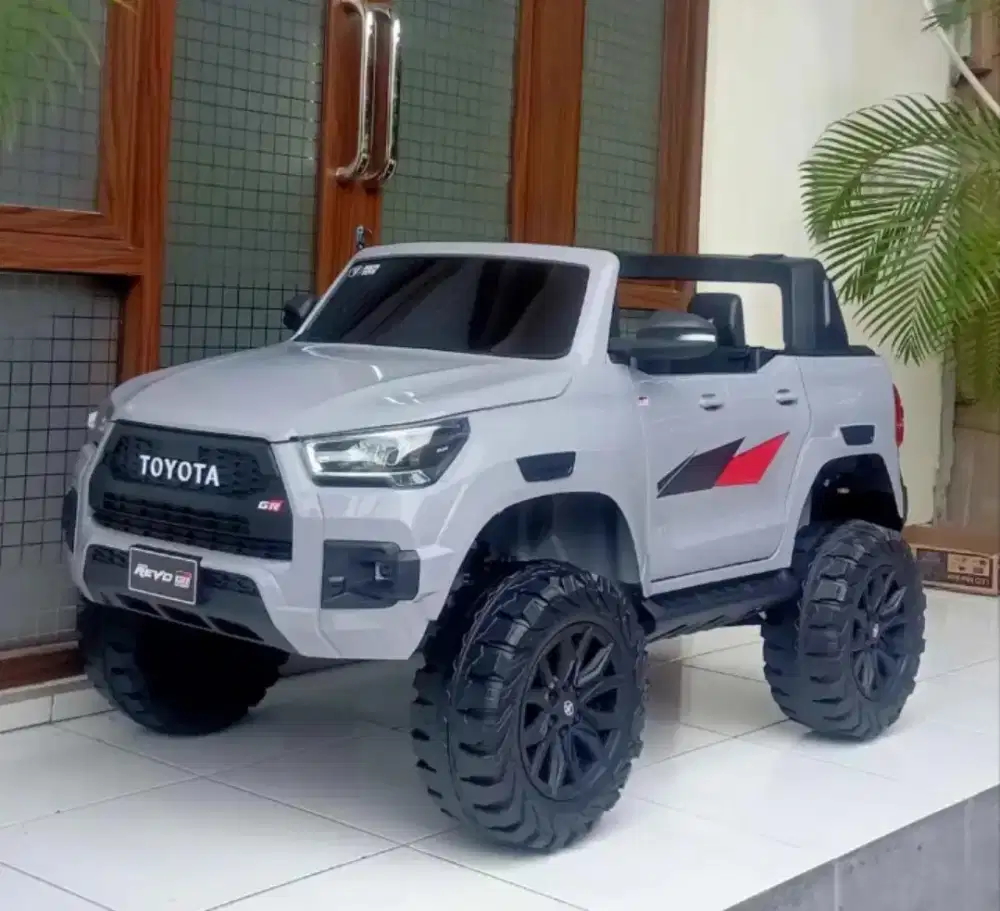 Mobil Aki Toyota Hilux lisenci UK jumbo,ban karet,jok luas,naik max60