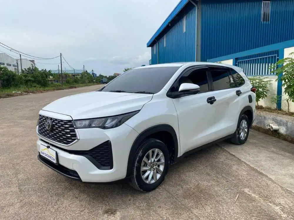 TOYOTA INNOVA ZENIX AT 2024