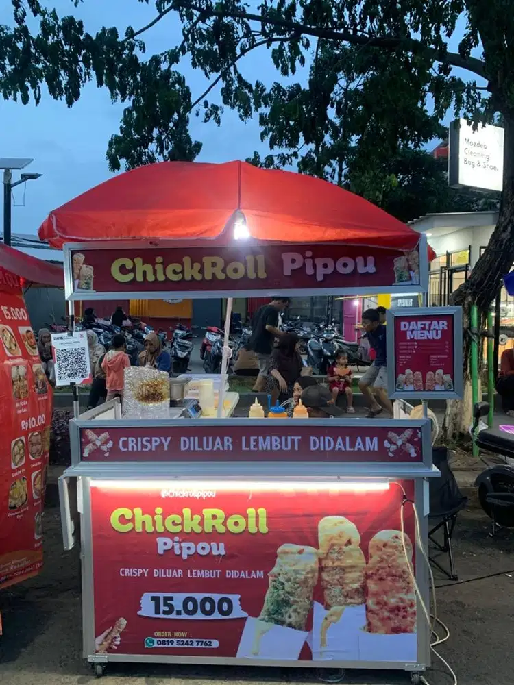 Jaga stand chcikroll di parigi pondok aren