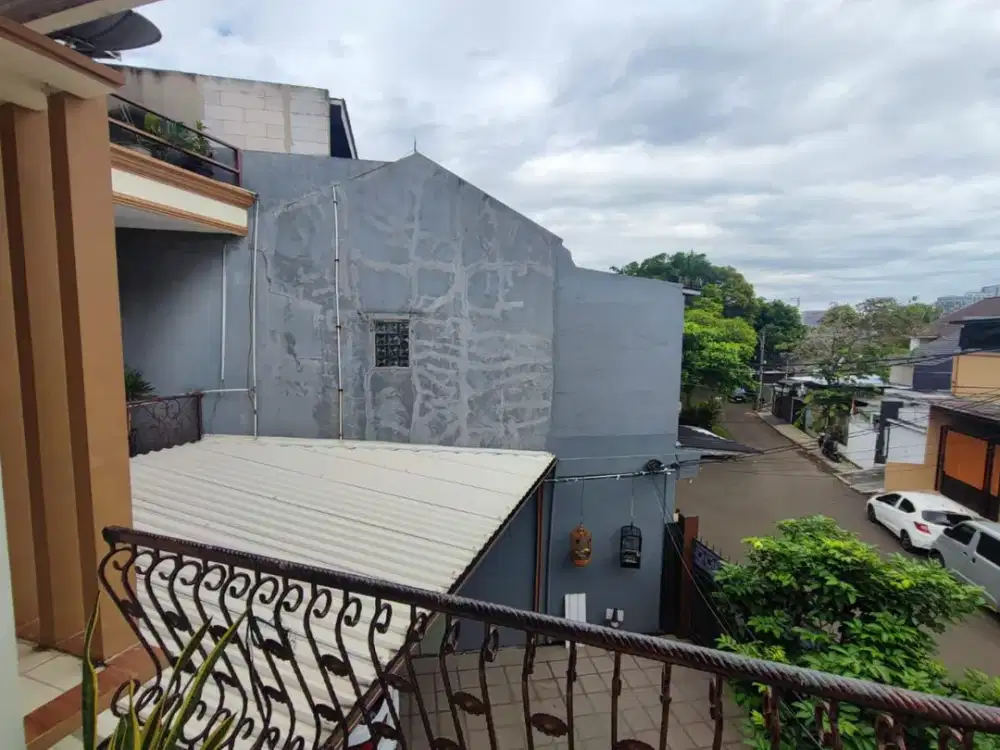 Dijual Rumah Besar 2½ Lantai Siap Huni di BSD Lokasi Mature Dekat Tol dan Stasiun Rawa Buntu