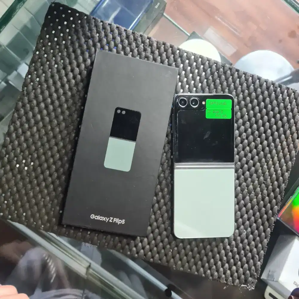 Samsung Galaxy Z Flip5 8/512GB SEIN Fullset – Stylish, Canggih & Mulus