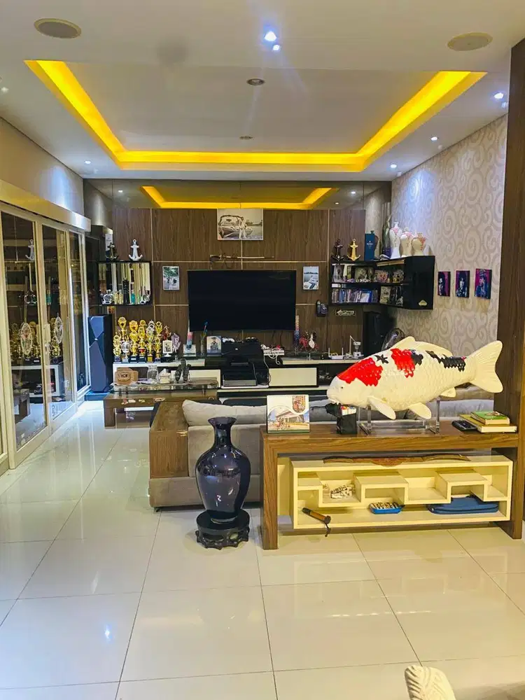 Dijual Rumah With Pool di Kota Baru Parahyangan