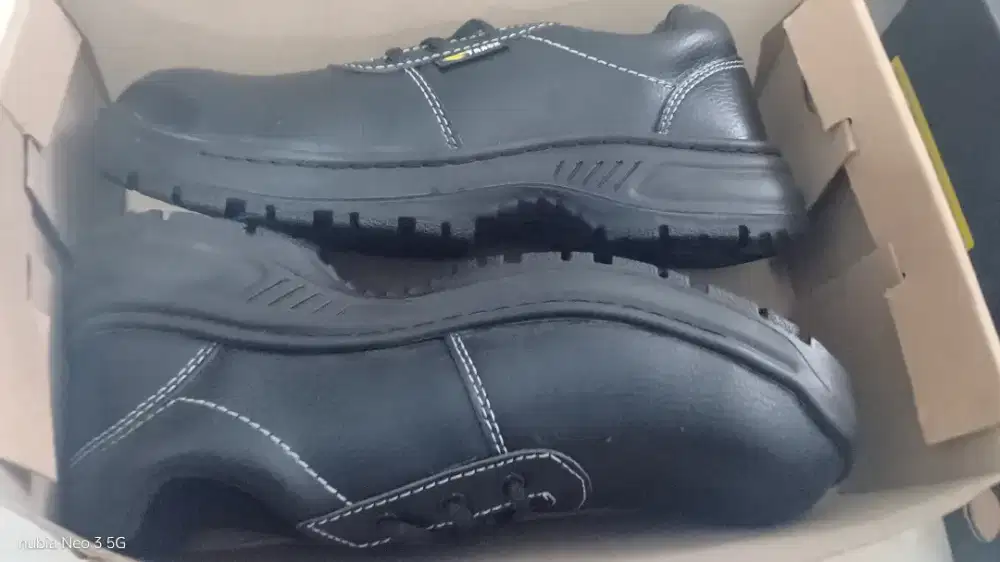 Sepatu sefty track dan pakalolo