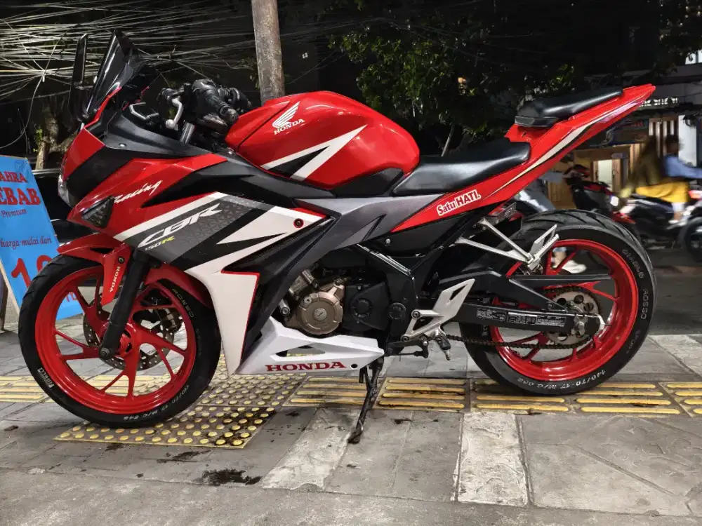 Jual motor cbr 150 kondisi mulus lecet pemakaian.. Semua normal.