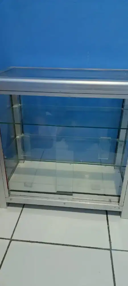 Etalase rokok kondisi mulus