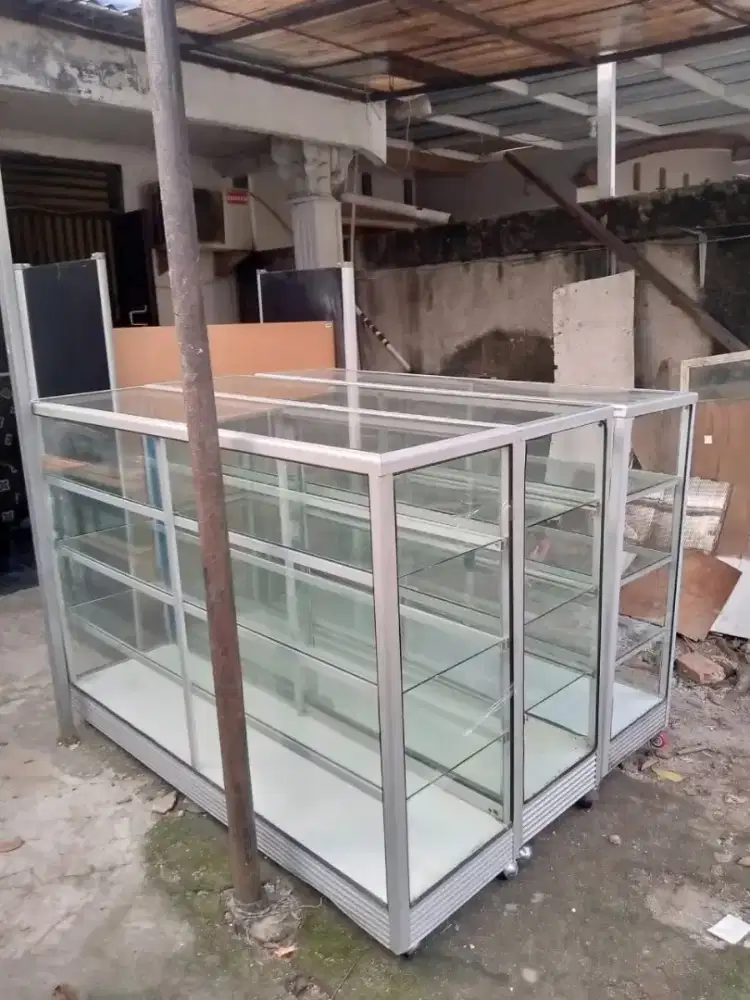 Etalase bekas UK 1.5  meter