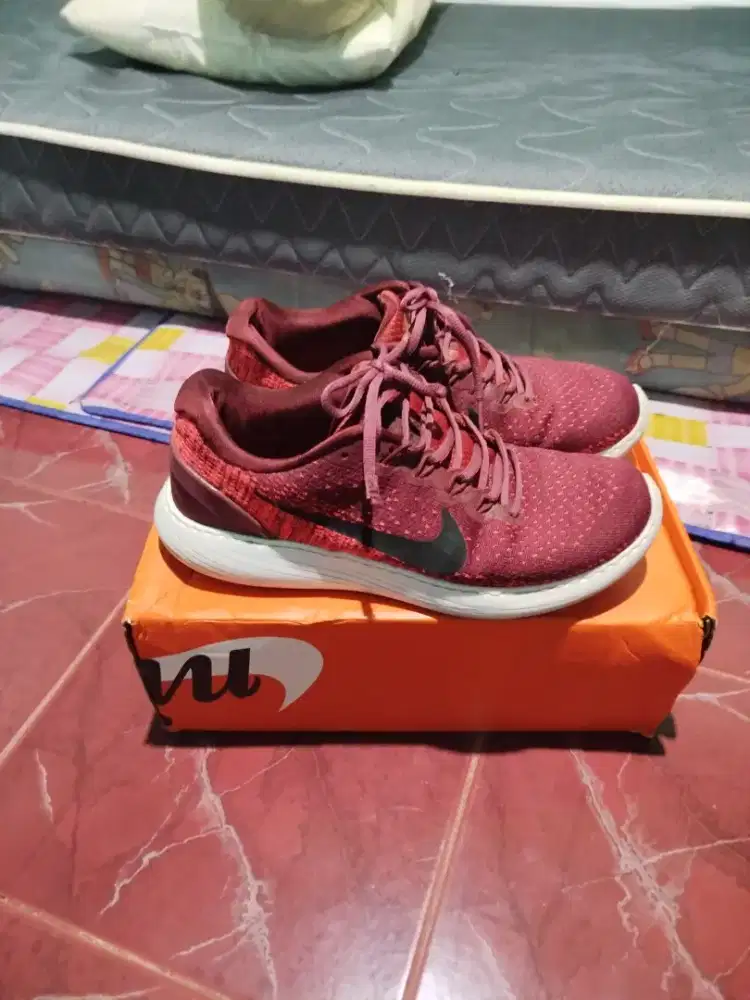 Sepatu Nike Maroon
