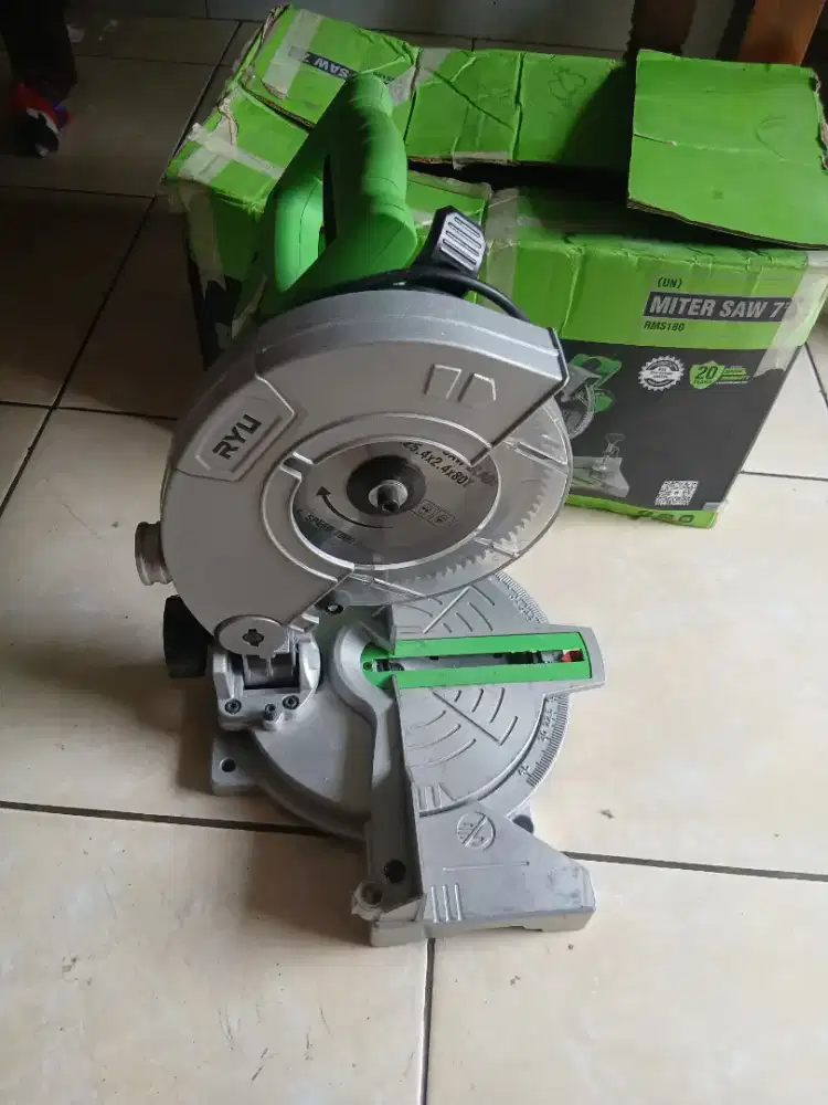 Mesin potong aluminium