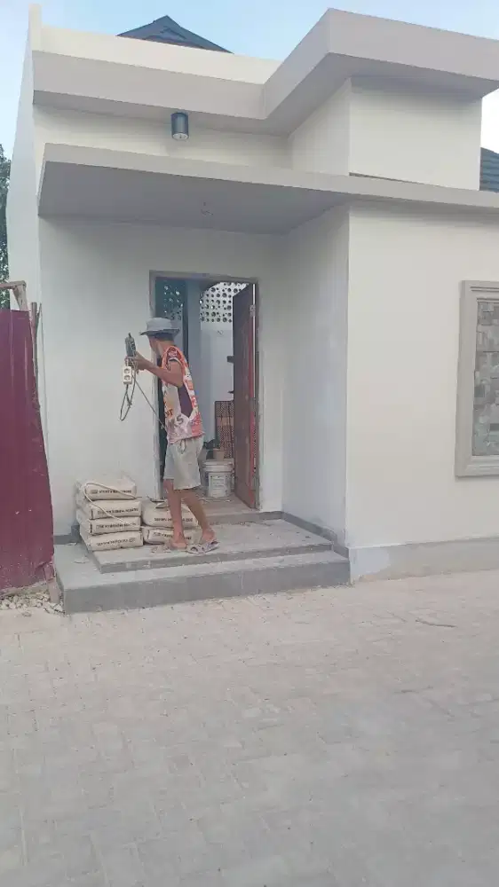 Tukang bangunan profesional