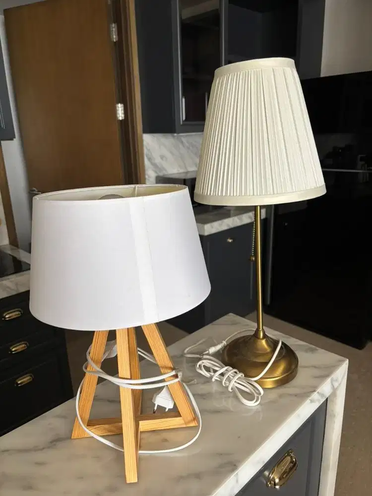 Di jual 2lampu kamar dan lampu belajar.