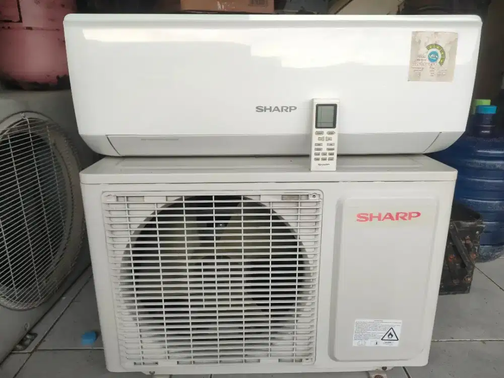 Ac Sharp 1/2pk dingin menggigil