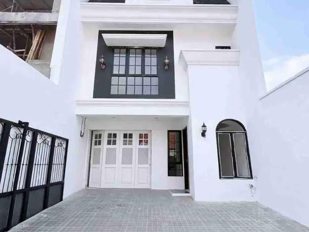 Rumah Tebet 3 Lantai Siap Huni Bergaya American Classic Lokasi Premium