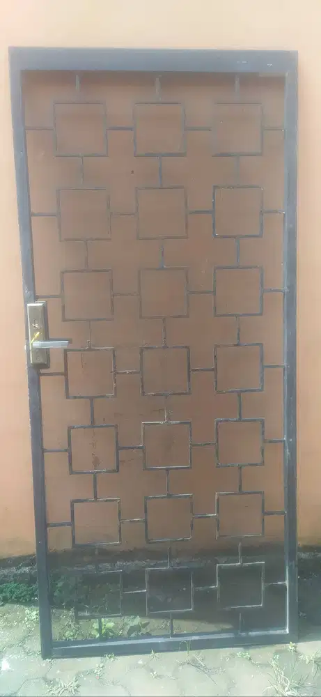 Pintu besi tralis