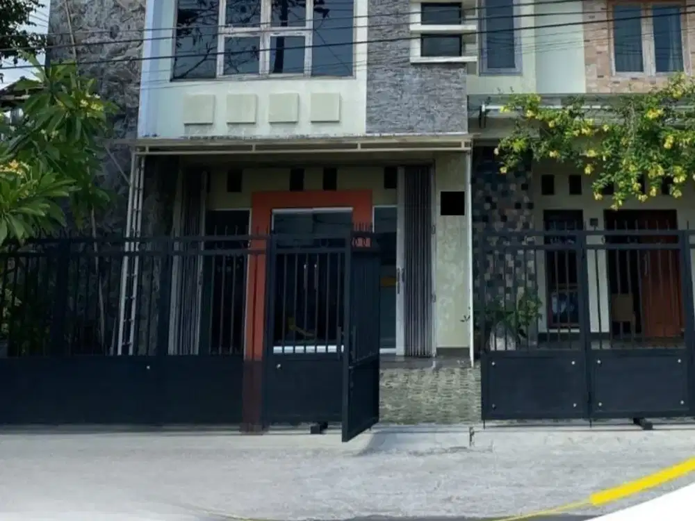 Dijual rumah mewah 2 lantai milik dokter Jl.KH.Wahid Hasim Jember