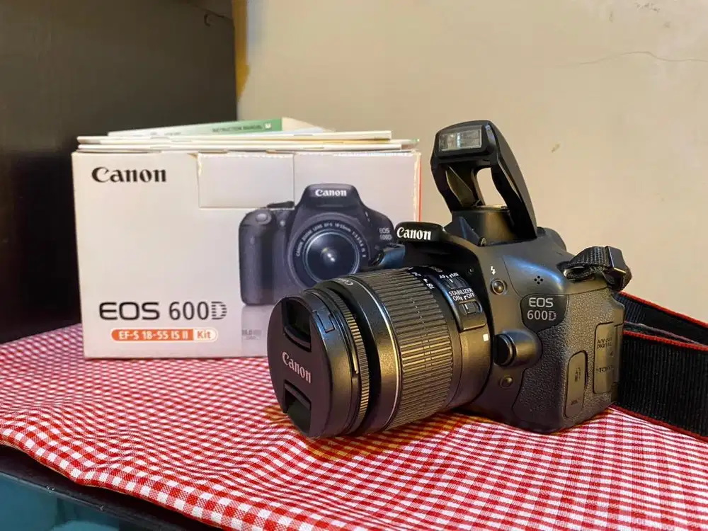Slr kamera CANON 600D layar lipat Mululus lengkap lensa mmc siap pakai