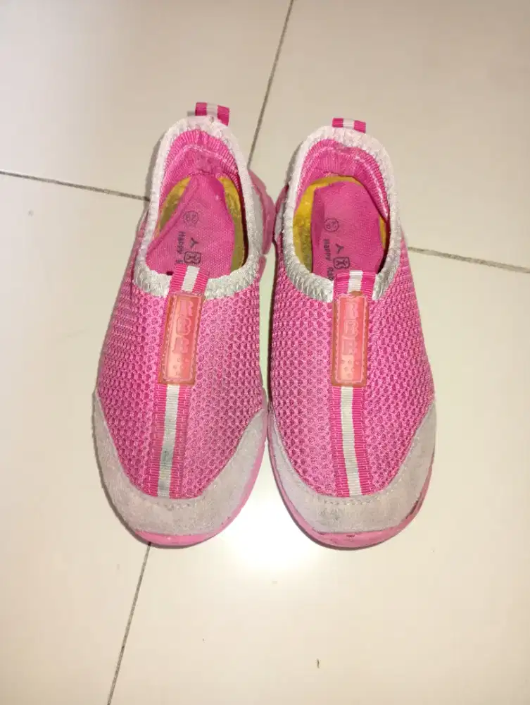 Di  jual  sepatu anak, warna pink