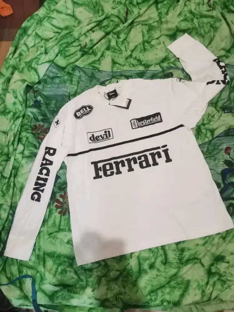 Kaos Long Sleeve NEW ERA x FERRARI/ Putih Cemerlang/ Size L (ORIGINAL)