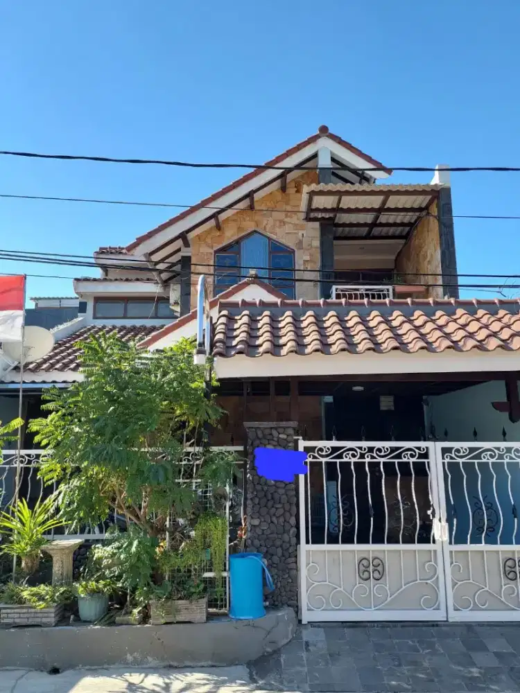Di Jual Rumah Artistik Surabaya Barat strategis