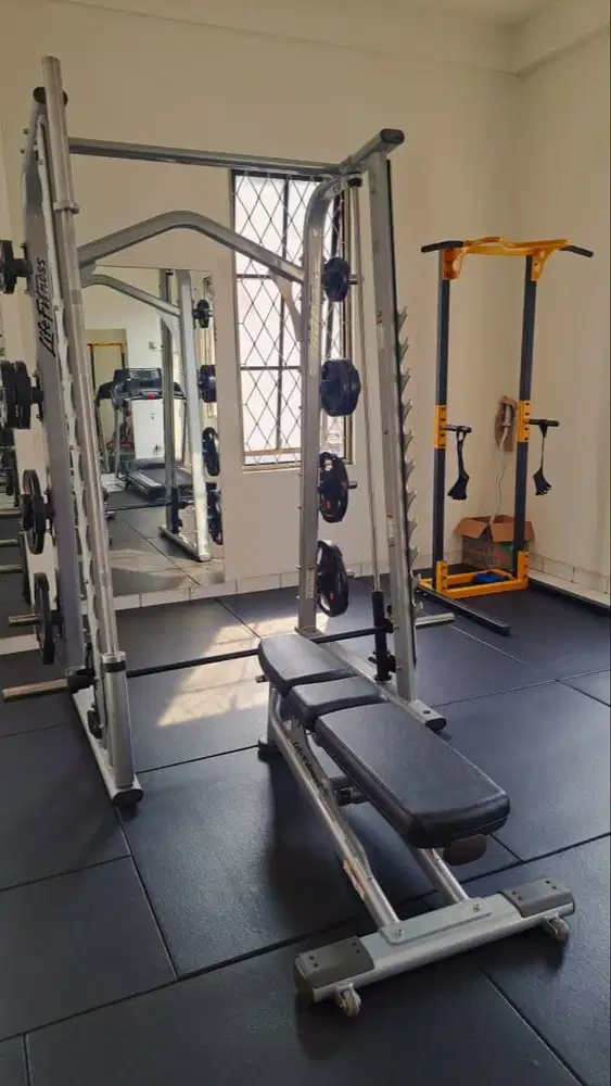 Life Fitness Axiom Smith Machine + Olympic Bar + Rubber Plate